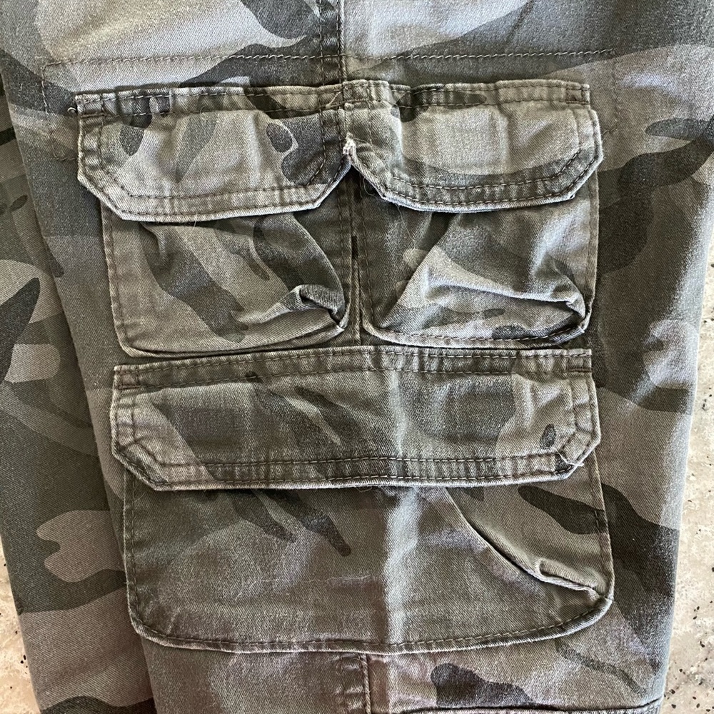 EUC Wrangler men’s black/grey camouflage pants, size 36x30 - Picture 6 of 9